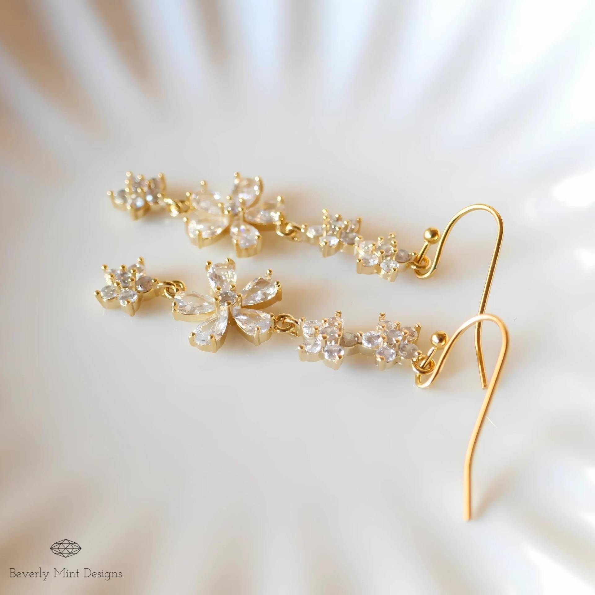 Kristall Blumen Ohrringe - Eleganter Hochzeitsschmuck, Braut Ohrringe, Lange Gold Baumeln Funkelnde von BeverlyMintDesigns