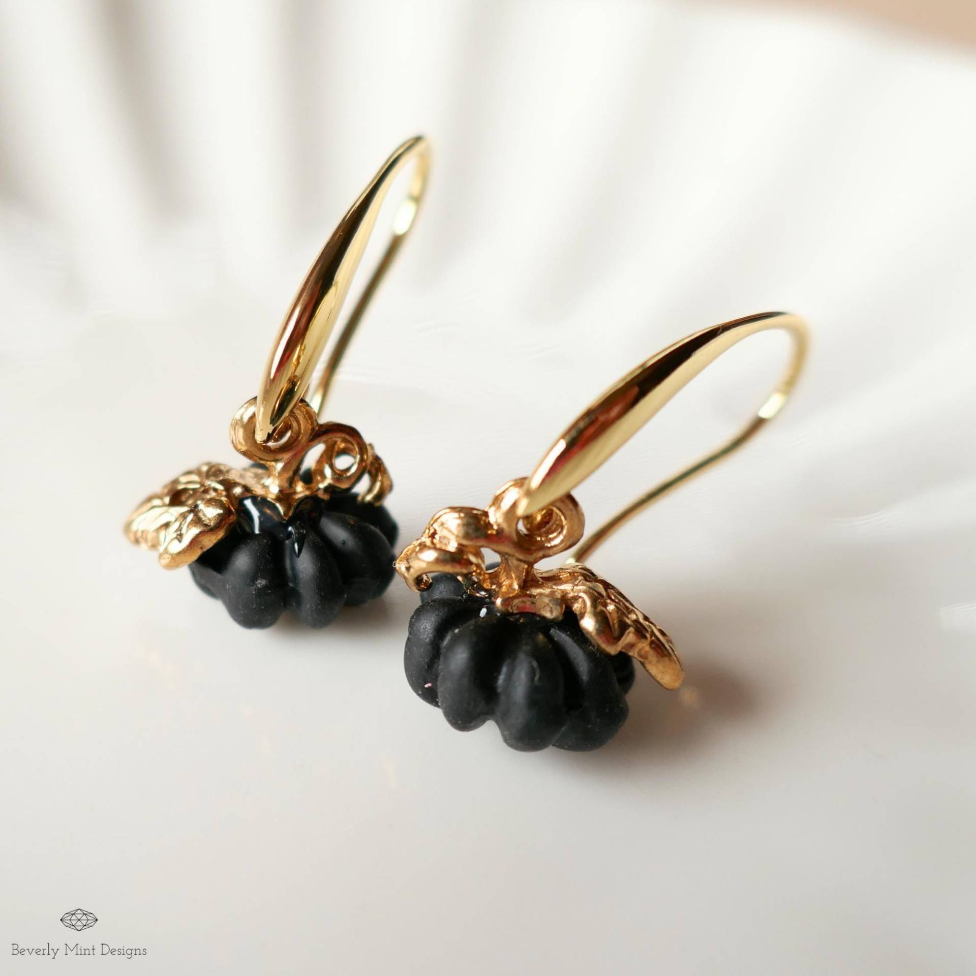 Kürbis Ohrringe, Herbst Baumeln Halloween Schmuck, Gold Niedliche Schwarze Charms, Thanksgiving Zubehör von BeverlyMintDesigns