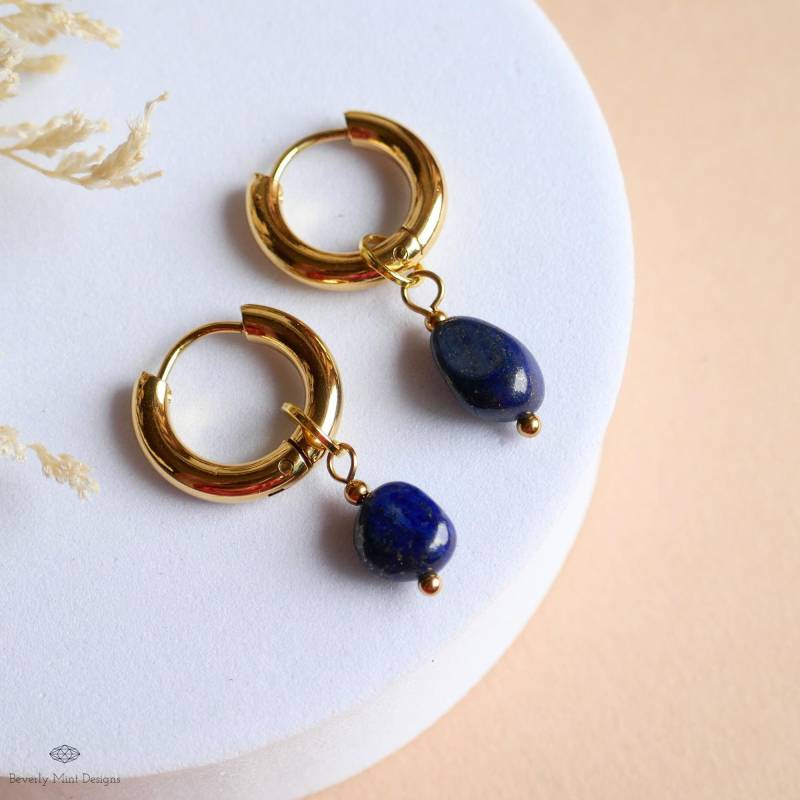 Lapis Lazuli Ohrringe, Gold Chunky Huggie Hoop Blaue Edelstein Tropfen Schmuck, Minimalist Creolen, Ohrringe von BeverlyMintDesigns
