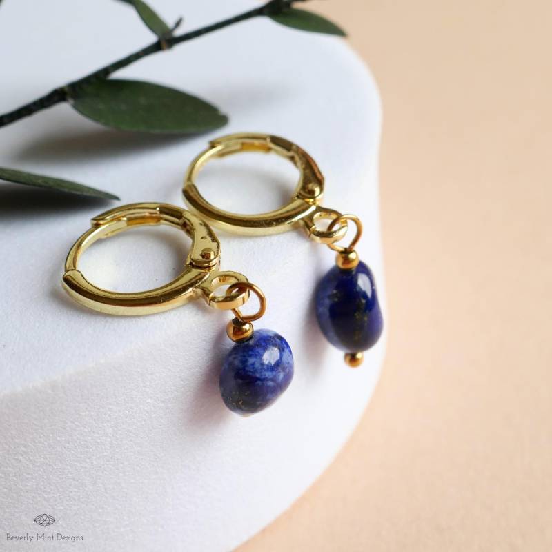 Lapis Lazuli Ohrringe, Gold Huggie Creolen, Blaue Edelstein Tropfen Schmuck, Minimalist Ohrringe von BeverlyMintDesigns