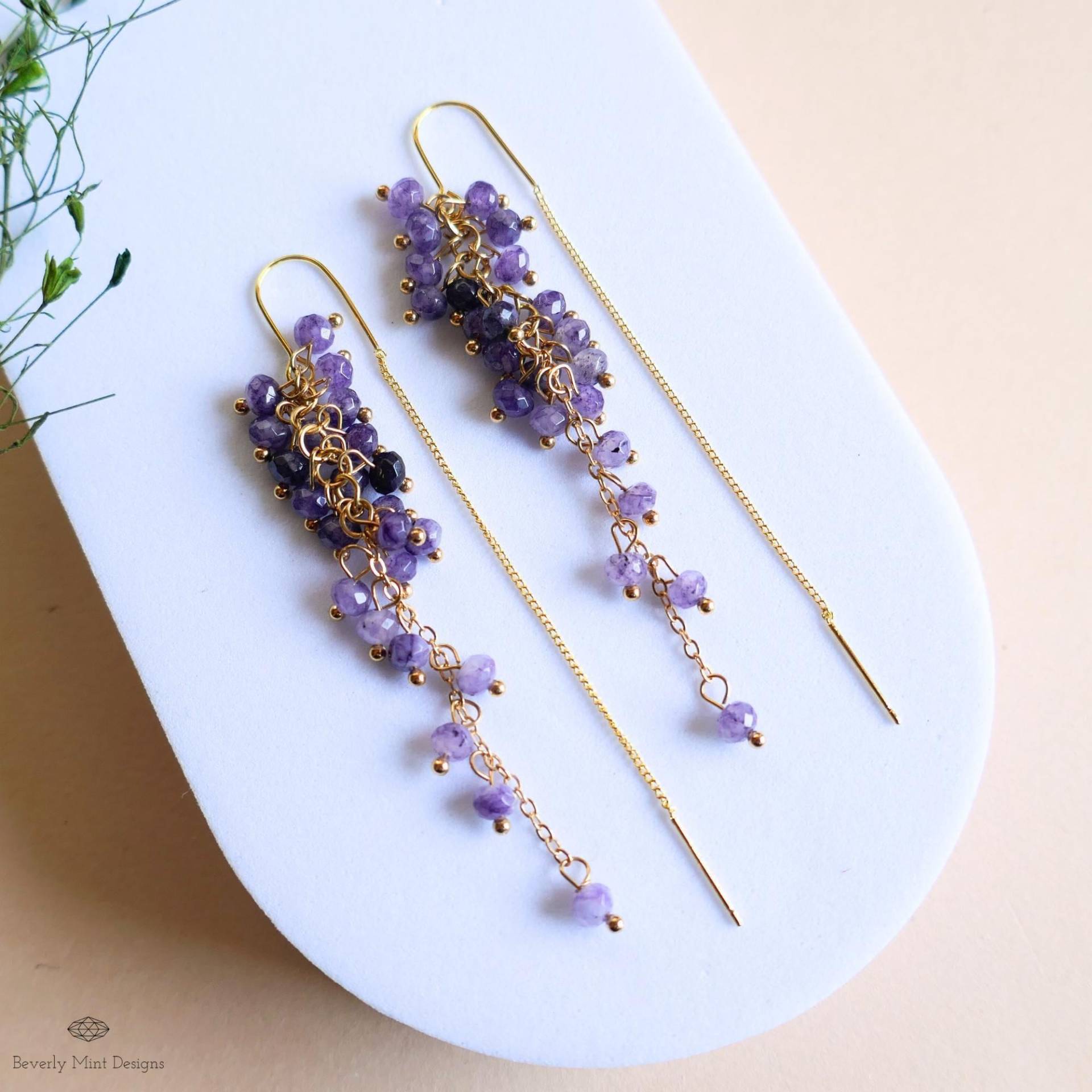Lila Perlen Ohrringe Lavendel Tropfen Mit Goldkette Handgemachter Fairycore Schmuck Geschenk Für Sie Statement Leichte von BeverlyMintDesigns