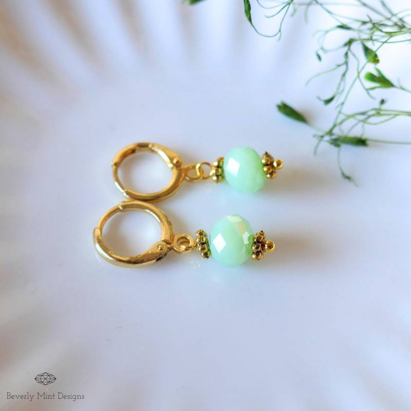 Mint Grün Tropfen Ohrringe, Vergoldet Huggie Hoops, Zierliche Grüne Pastell Perlen Frühling Schmuck, Urlaub Geschenk von BeverlyMintDesigns