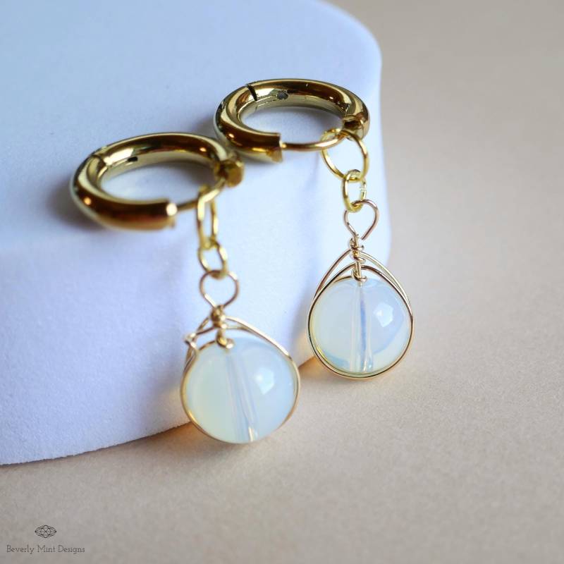 Mondstein Tropfen Ohrringe, Draht Gewickelt Baumeln Gold Huggie Boho Minimalist Schmuck, Geburtsstein Für Juni, Urlaub Geschenk von BeverlyMintDesigns