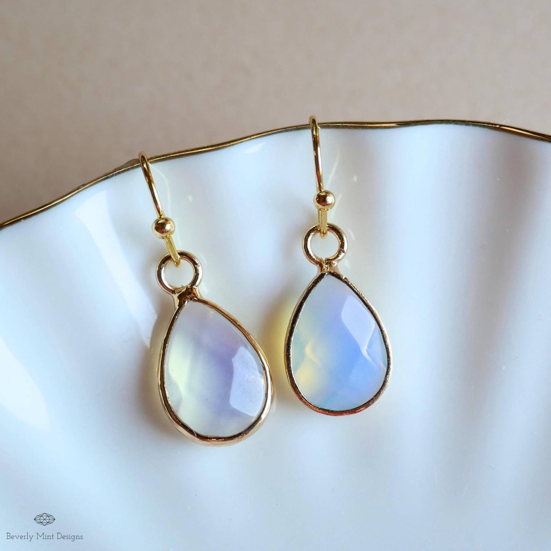 Opalit Tropfen Ohrringe, Gold Chunky Huggie Hoops, Facettierte Gold Schmuck, Minimalistisch Urlaub Geschenk von BeverlyMintDesigns