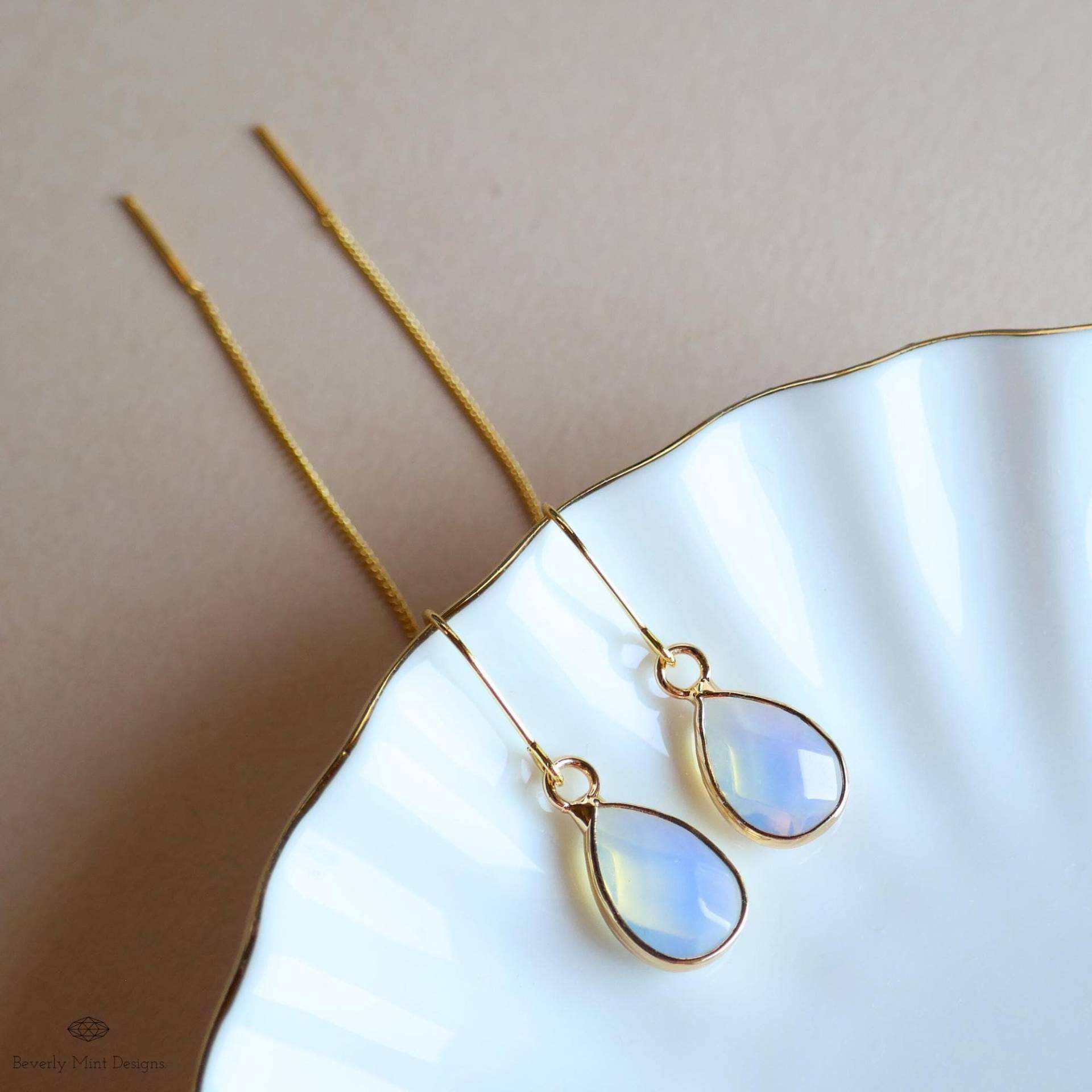 Opalit Tropfen Ohrringe, Gold Chunky Huggie Hoops, Facettierte Gold Schmuck, Minimalistisch Urlaub Geschenk von BeverlyMintDesigns