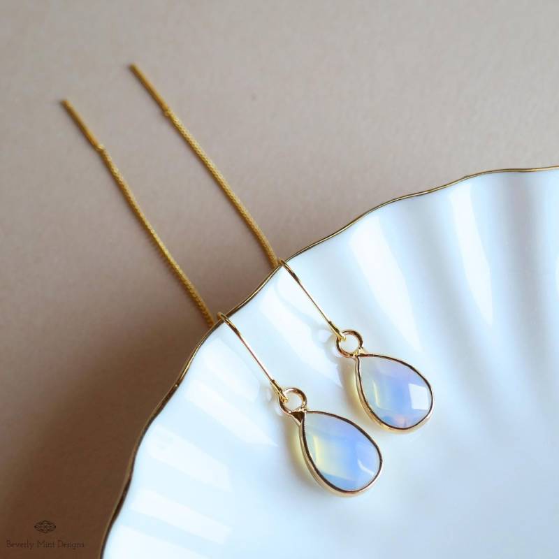 Opalit Tropfen Ohrringe, Gold Chunky Huggie Hoops, Facettierte Gold Schmuck, Minimalistisch Urlaub Geschenk von BeverlyMintDesigns