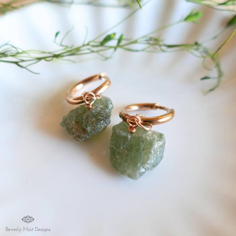 Peridot Ohrringe, Grüner Schmuck, Rose Gold Huggie Creolen Mit August Birthstone, Naturstein Chakra Stein, Weihnachtsgeschenk von BeverlyMintDesigns