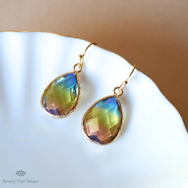 Regenbogen Kristall Ohrringe Für Frauen, Ombre Teardrop Baumeln in Gold. Bunte Ohrringe, Party Schmuck, Weihnachtsgeschenk von BeverlyMintDesigns