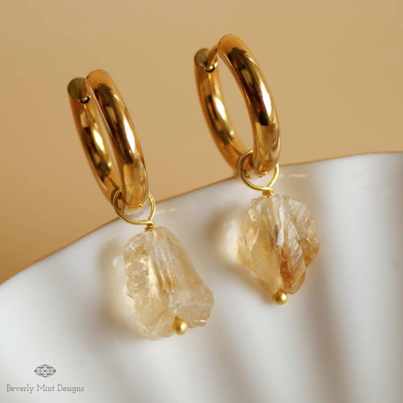Rohe Citrin Stein Ohrringe, 18K Gold Huggie Creolen Mit November Geburtsstein, Gelbe Chakra Stein, Geschenk, Weihnachtsgeschenk von BeverlyMintDesigns