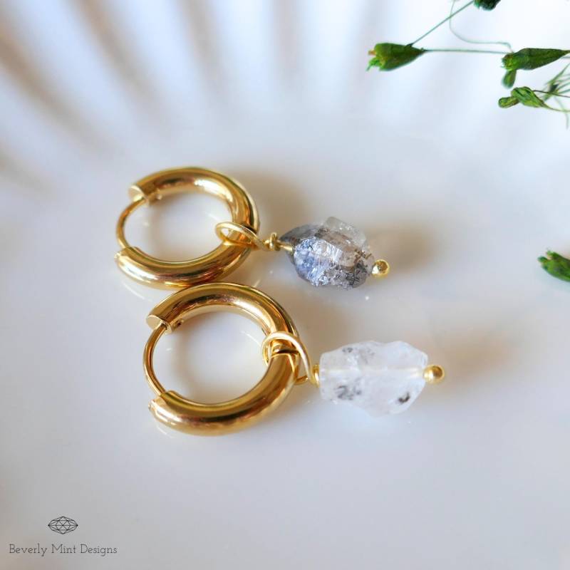 Rohe Herkimer Diamant Ohrringe, Klare Rohstein 18K Gold Huggie Creolen Mit April Geburtsstein, Chakra Stein Für Geschenk von BeverlyMintDesigns