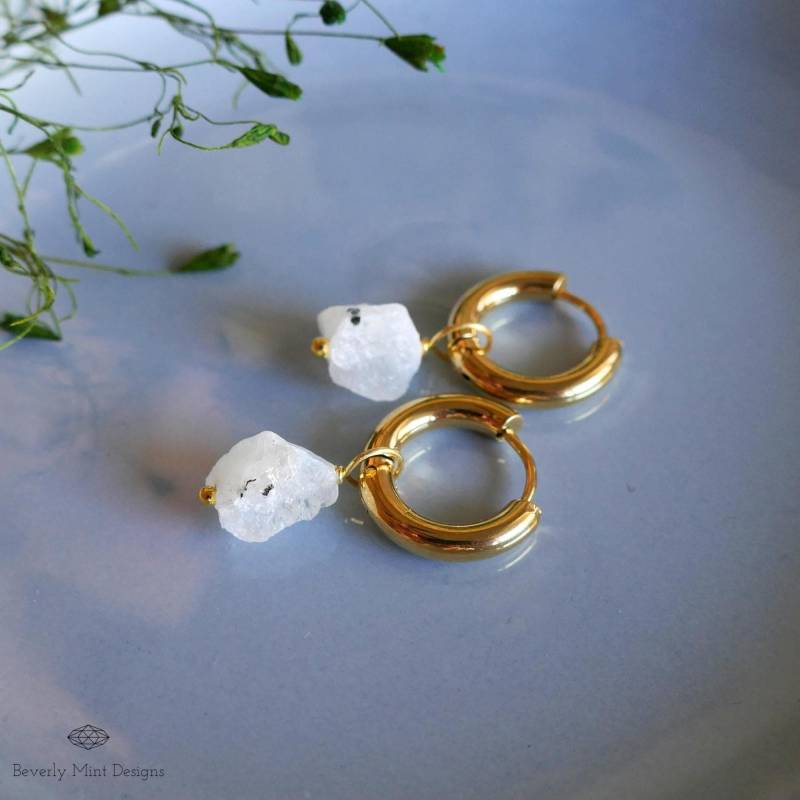 Rohe Mondstein Ohrringe, Weiße Rohstein 18K Gold Huggie Creolen Mit Juni Geburtsstein, Chakra Stein Für Geschenk von BeverlyMintDesigns