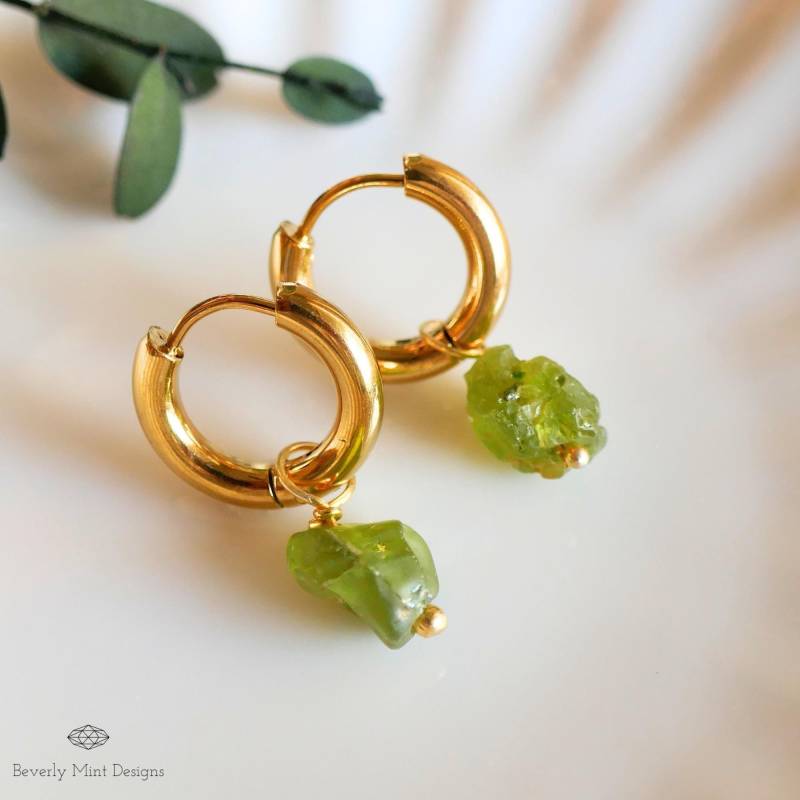 Rohe Peridot Ohrringe, Grüne Rohstein 18K Gold Huggie Creolen Mit August Geburtsstein, Chakra Stein Für Geschenk von BeverlyMintDesigns
