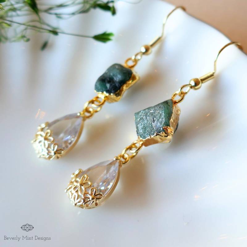 Rohe Smaragd Ohrringe, Grüne Tropfen Gold Baumeln Natürliche Kristall Schmuck, Mai Birthstone Geschenk, Natur Inspirierter Schmuck von BeverlyMintDesigns