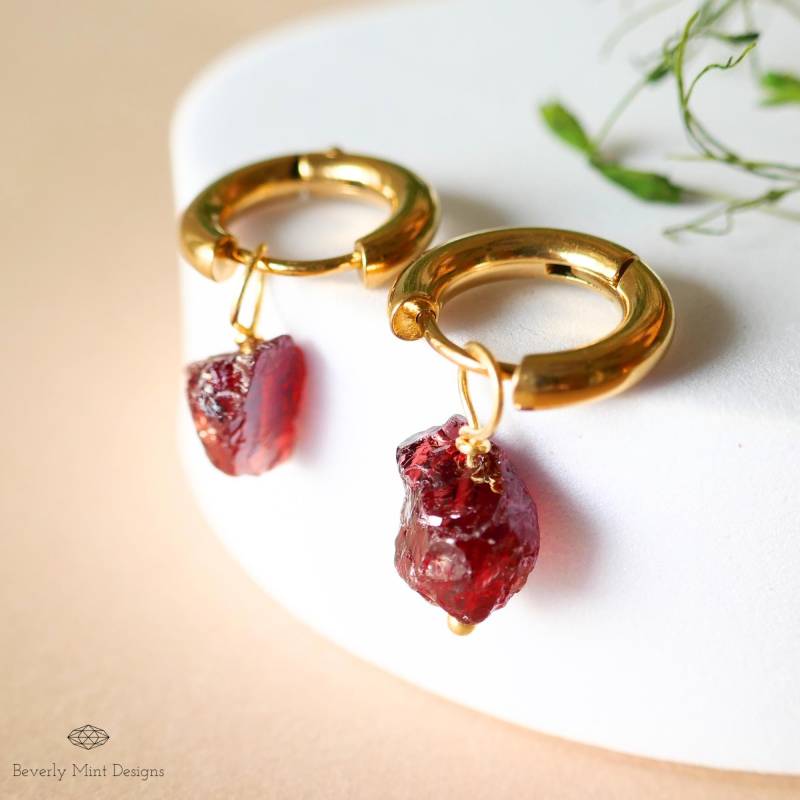 Rote Rohe Stein Ohrringe, 18K Gold Huggie Hoop Ohrringe Mit Januar Birthstone, Rohe Granat Rote Chakra Geschenk von BeverlyMintDesigns