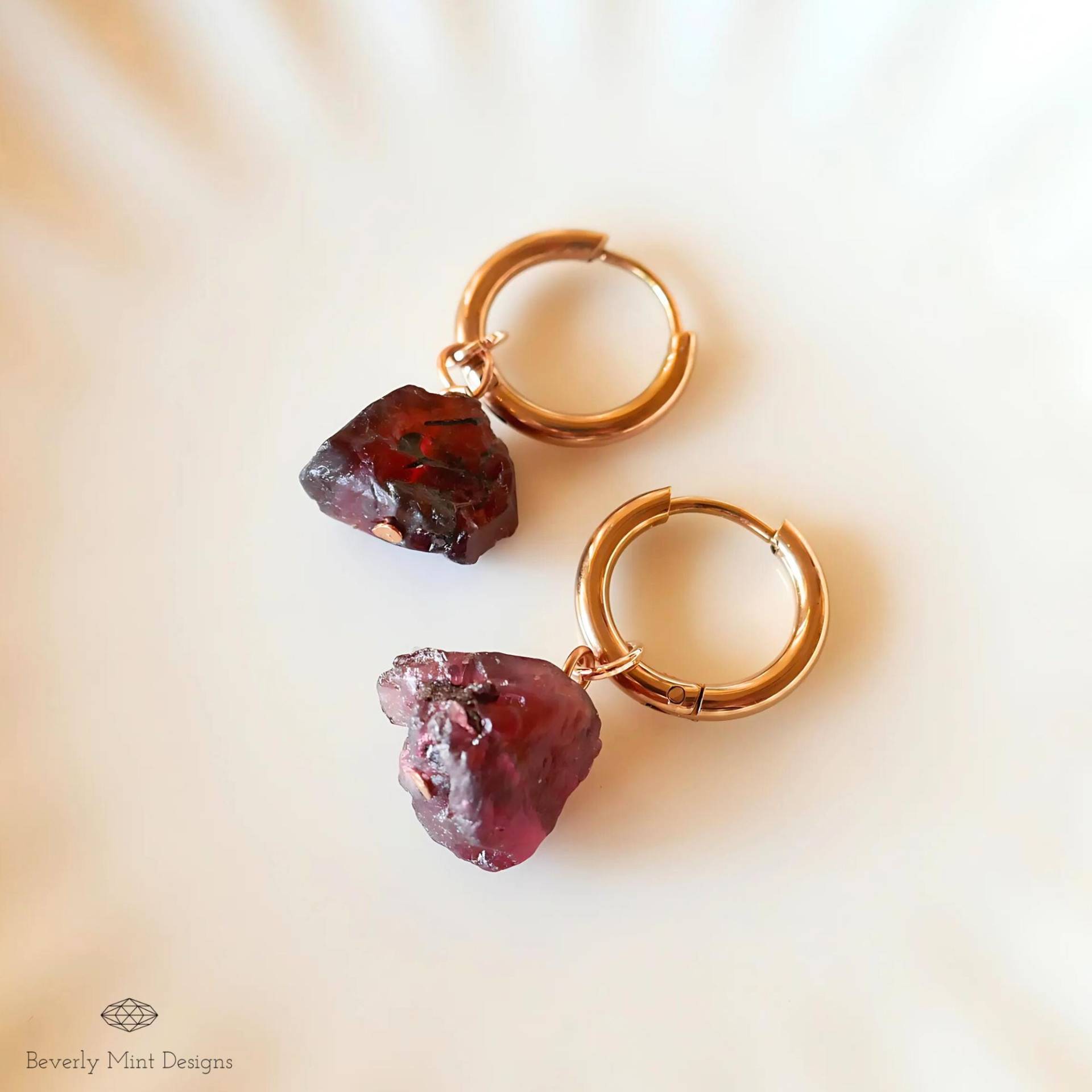 Rote Rohe Stein Ohrringe, Rose Gold Huggie Hoop Ohrringe Mit Januar Birthstone, Rohe Granat Rote Chakra Geschenk von BeverlyMintDesigns
