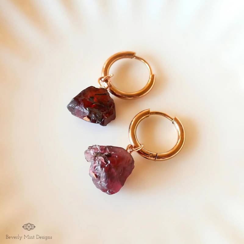 Rote Rohe Stein Ohrringe, Rose Gold Huggie Hoop Ohrringe Mit Januar Birthstone, Rohe Granat Rote Chakra Geschenk von BeverlyMintDesigns