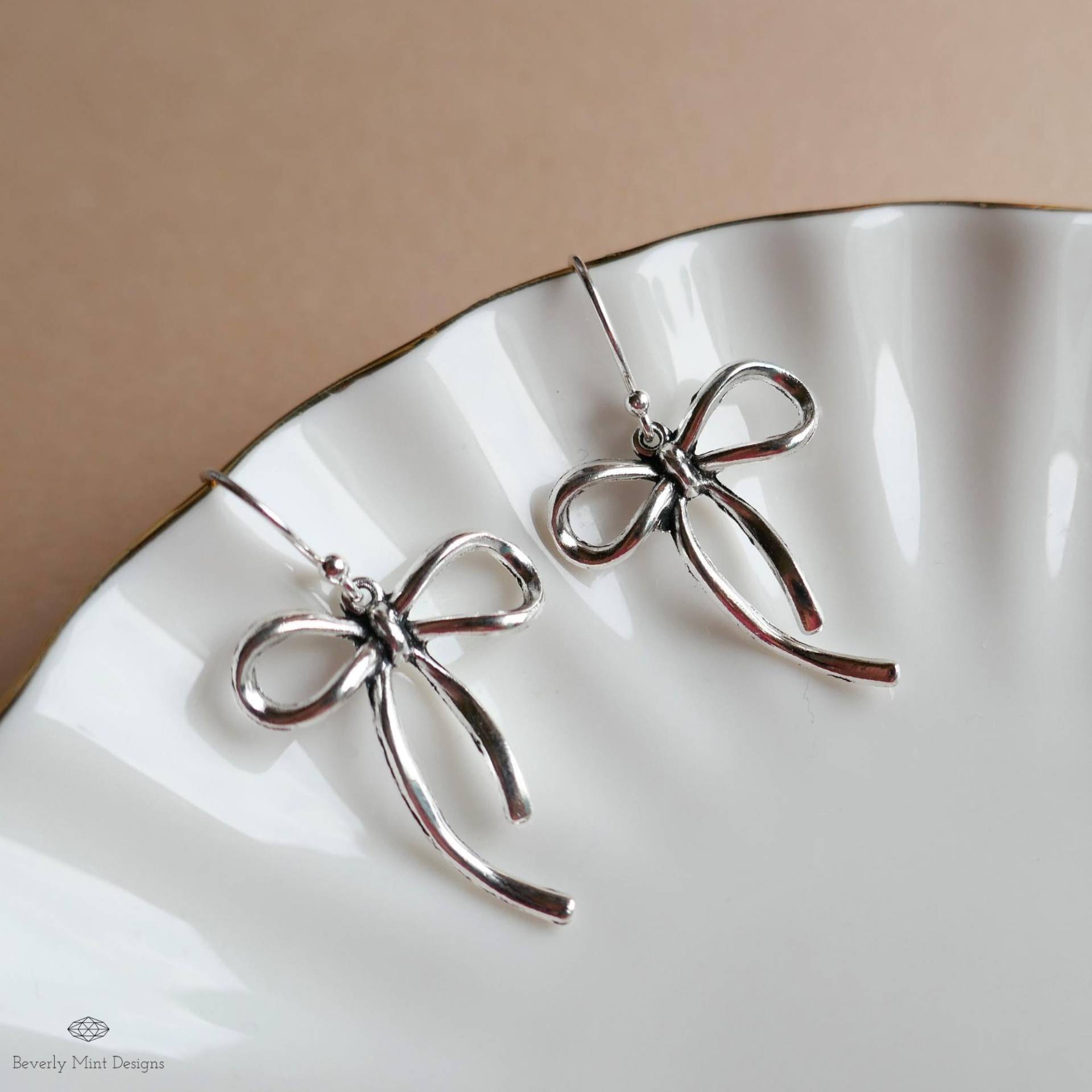 Silber Schleife Ohrringe, Zierliche Leichte Gold Schmuck, Feminine Nette Minimal Weihnachtsgeschenk von BeverlyMintDesigns