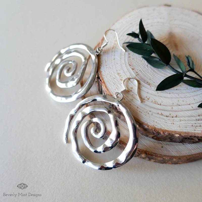 Silber Spirale Ohrringe, Handgemachte Gehämmert Statement Schmuck, Boho Chic Große Einzigartige Swirl Handwerker Ohrringe von BeverlyMintDesigns