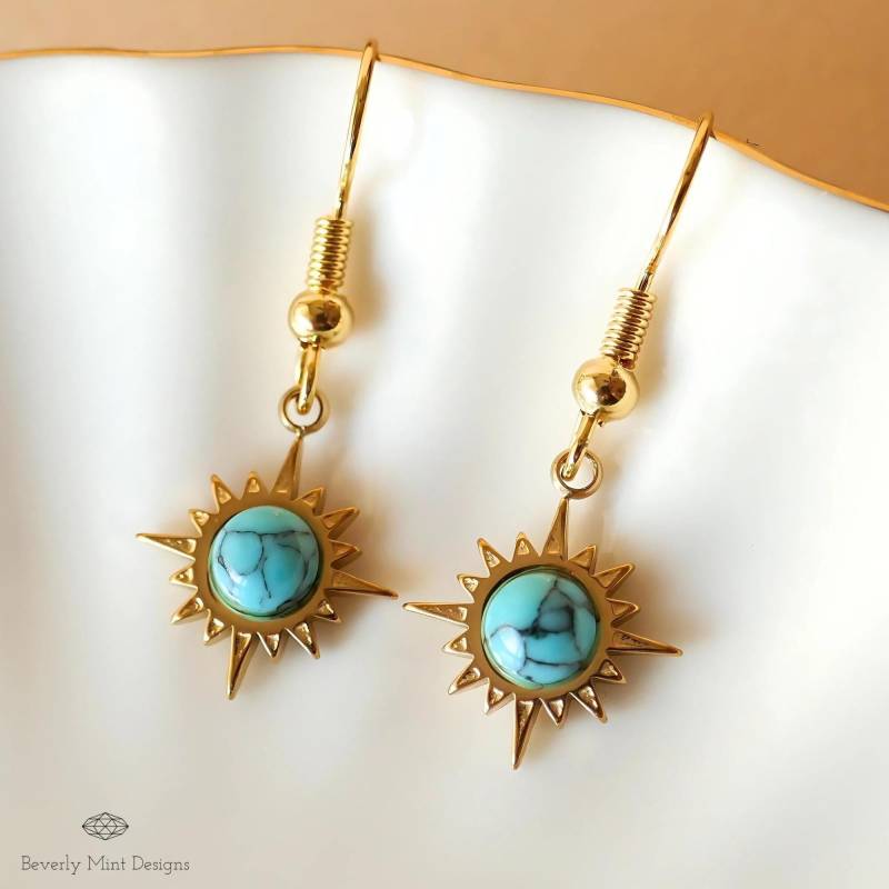Sonnenohrringe, Boho Sonnenohrringe 18K Gold Überzogene Kleine Ohrringe, Türkisblaue Style Sunburst Ohrringe von BeverlyMintDesigns
