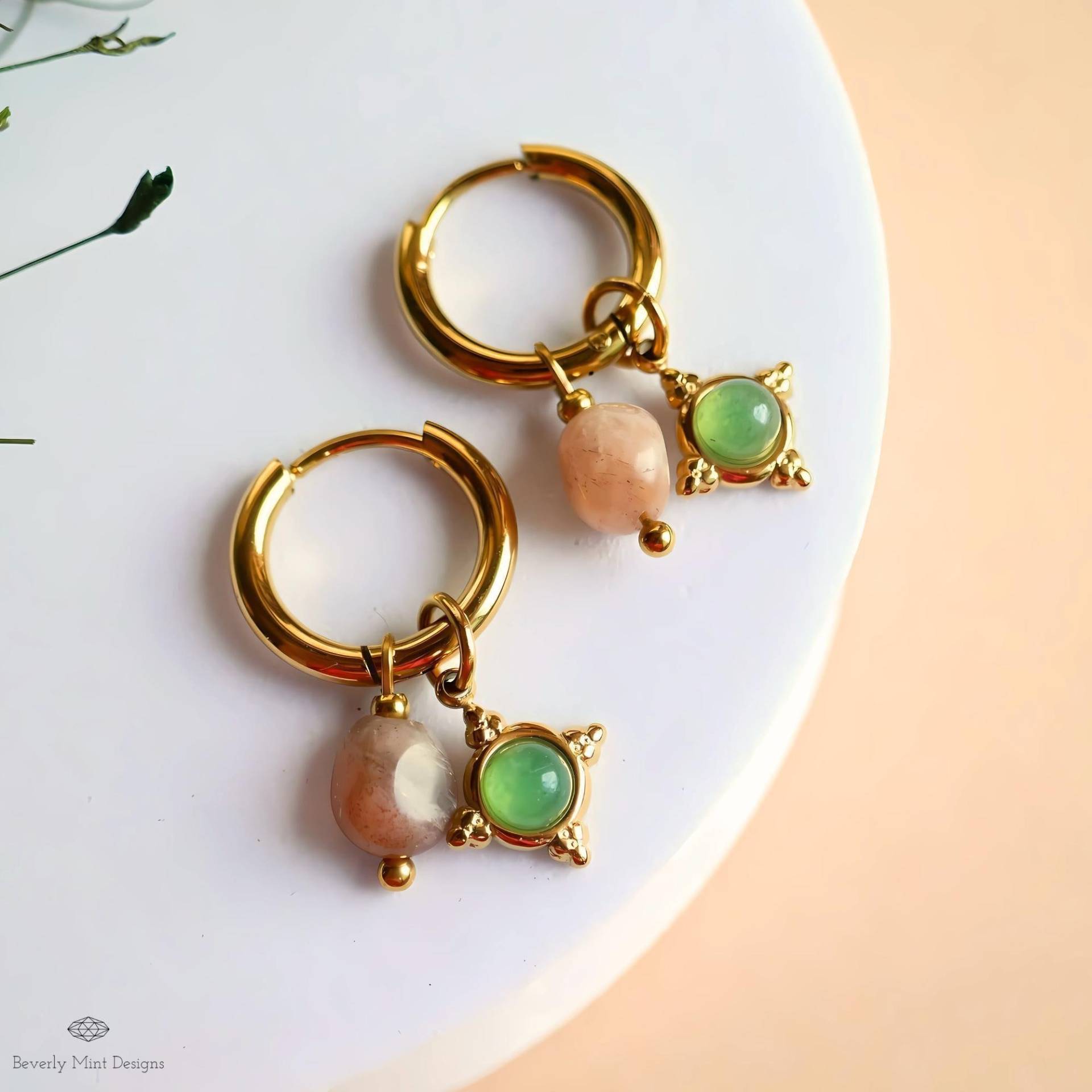 Sonnenstein Und Grün Charm Creolen, Gold Huggie Ohrringe, Zierliche Tropfen Schmuck, Geschenk Für Sie von BeverlyMintDesigns