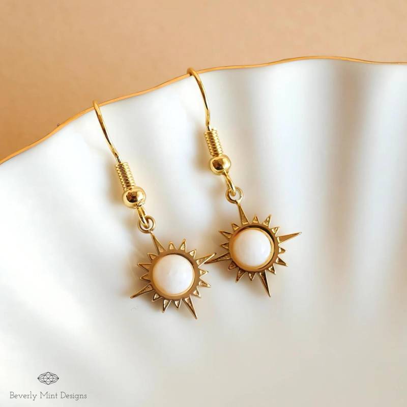 Sonne Ohrringe, Boho Ohrringe 18K Gold Überzogene Kleine Weiße Art Sunburst Feiertagsgeschenk von BeverlyMintDesigns