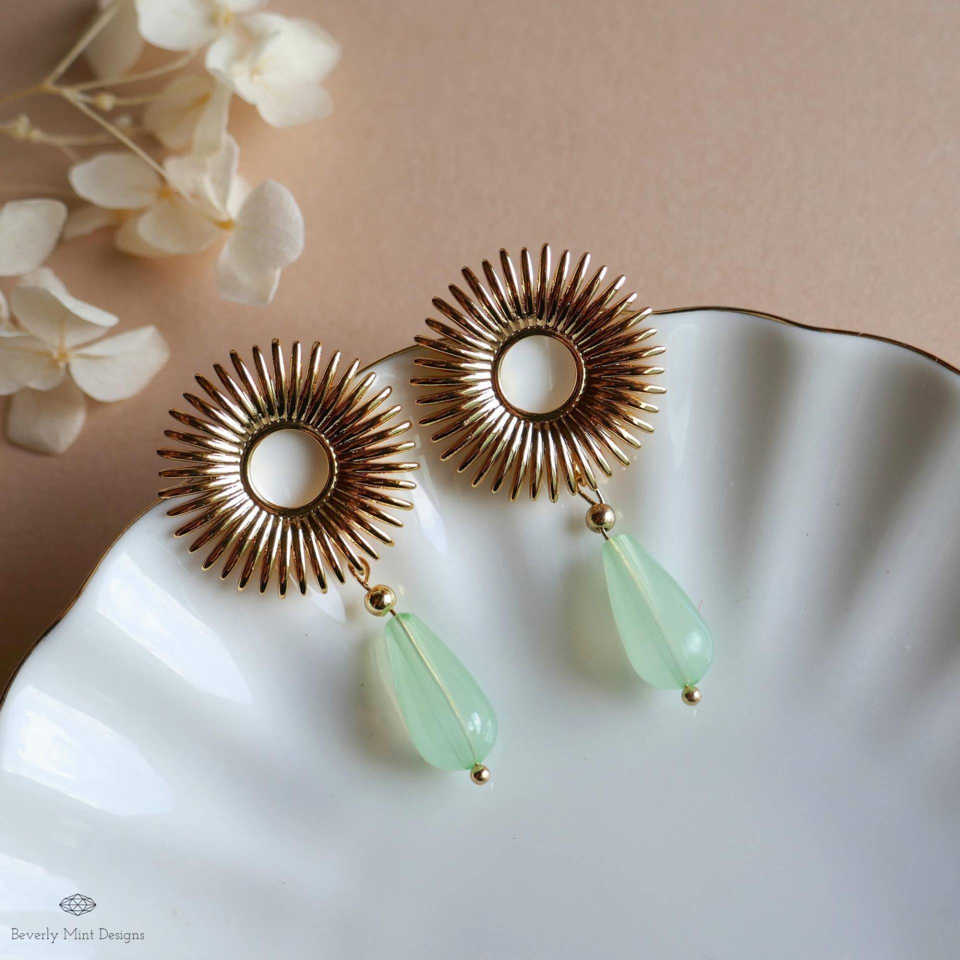 Sunburst Tropfen Ohrringe, Gold Statement Ohrringe Mit Grün Teardrop Perlen, Art Deco Boho Schmuck, Retro Vintage Style Geschenk, Urlaubsgeschenk von BeverlyMintDesigns