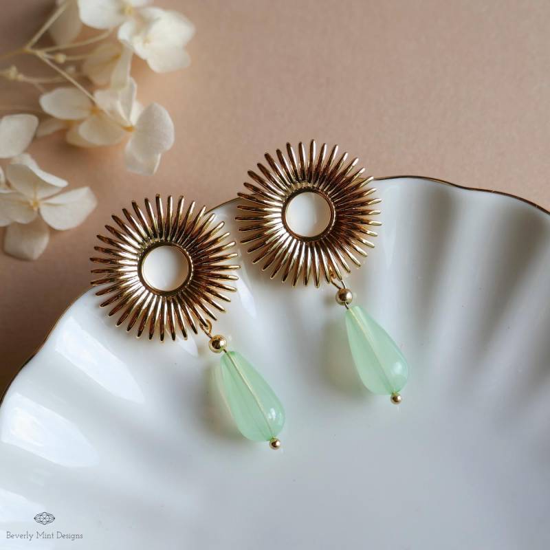 Sunburst Tropfen Ohrringe, Gold Statement Ohrringe Mit Grün Teardrop Perlen, Art Deco Boho Schmuck, Retro Vintage Style Geschenk, Urlaubsgeschenk von BeverlyMintDesigns