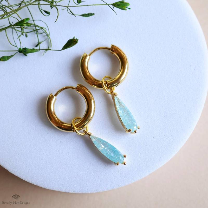 Teardrop Sparkle Gold Creolen, Hellblaue Pastell Baumeln Ohrringe Goldtropfen Zierliche Glitzer Schmuck Huggie von BeverlyMintDesigns