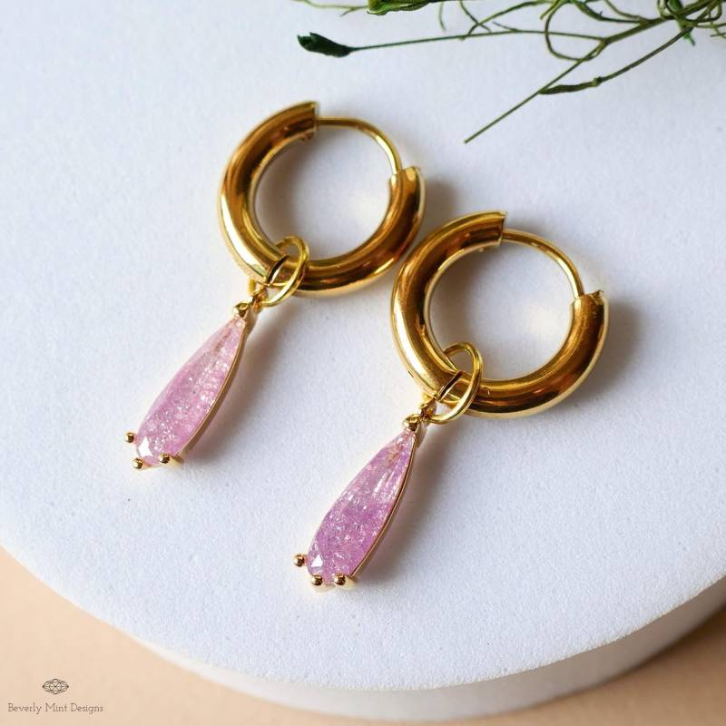 Teardrop Sparkle Gold Creolen, Rosa Pastell Baumeln Ohrringe Goldtropfen Zierliche Glitzer Schmuck Huggie von BeverlyMintDesigns