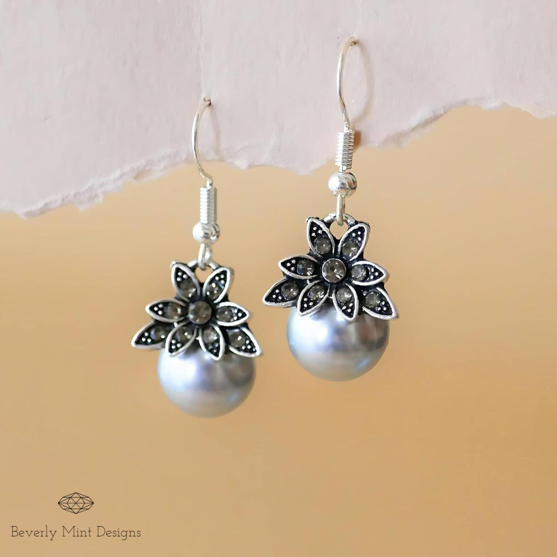 Vintage Graue Perlen-Tropfen-Ohrringe, Große Perlen-Ohrringe, Braut, Hochzeit, Feiertagsgeschenk von BeverlyMintDesigns