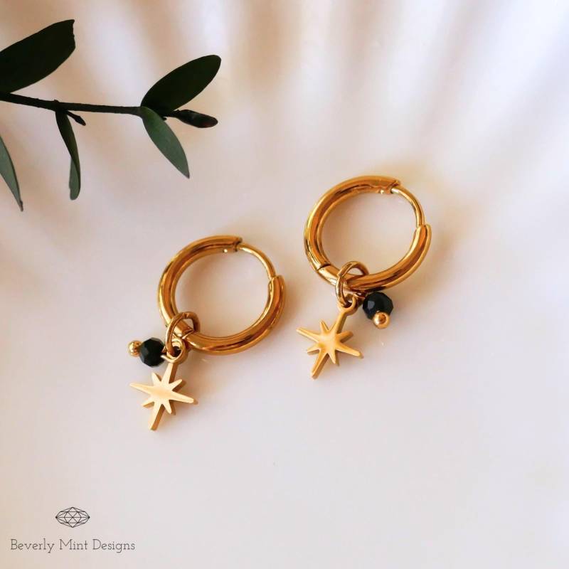 Vintage Style Creolen 18K Gold Ohrringe, Star Charm Hoop Starburst Ohrringe Mit Schwarzen Perlen Minimalist Weihnachtsgeschenk von BeverlyMintDesigns