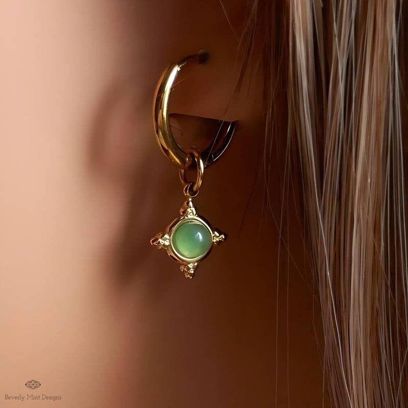 Vintage Style Creolen 18K Gold Überzogene Kleine Ohrringe, Grüne Ohrringe Minimalist Baumeln Weihnachtsgeschenk von BeverlyMintDesigns