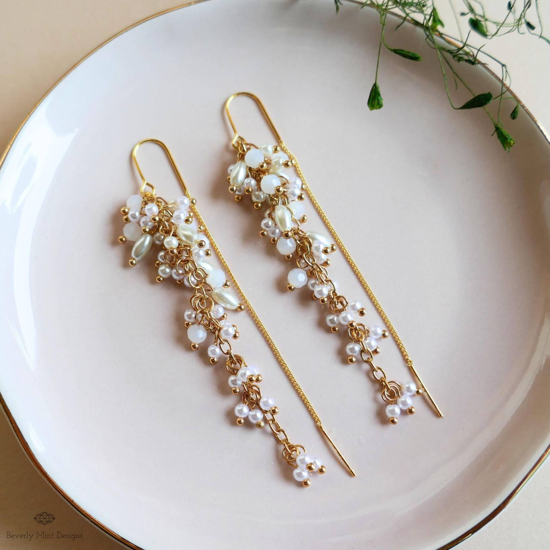Weiße Perle Baumeln Ohrringe Gold Kette Tropfen Braut Statement Schmuck Handmade Elegantes Geschenk Für Sie Leichte Hochzeit von BeverlyMintDesigns