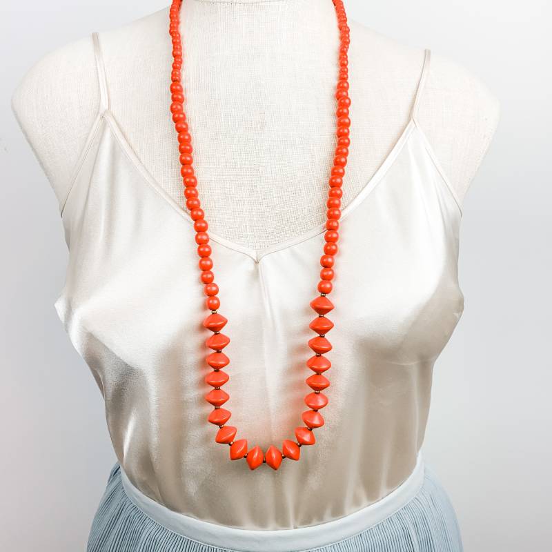 Lange Tomatenrote Holzperlenkette Lange Tomatenrote Holzperlenkette von BevinBold