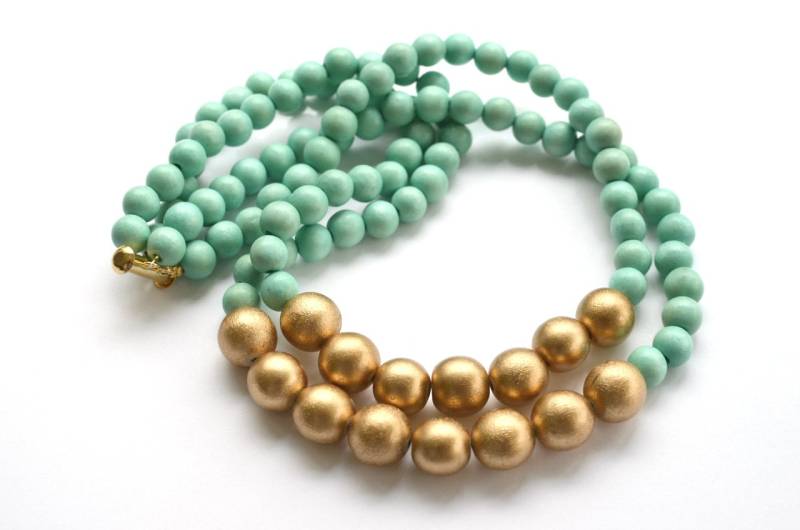 Mint & Gold Perlenkette Zweireihiger Statement Schmuck Mint & Gold Perlenkette Zweireihiger Statement Schmuck von BevinBold