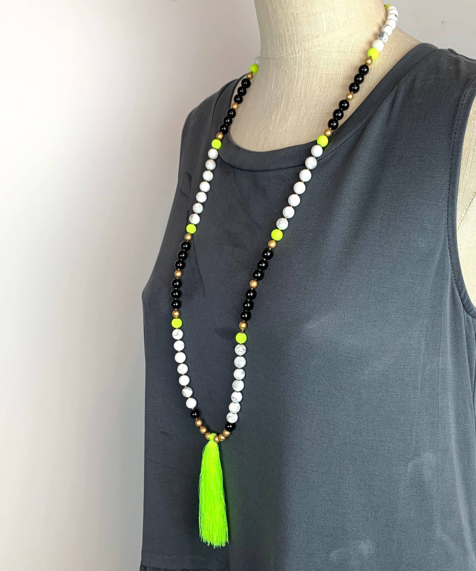 Neon Gelb Quaste Halskette Howlith, Glas & Holzperle Statement Kette Neon Gelb Quaste Halskette Howlith, Glas & Holzperle Statement Kette von BevinBold