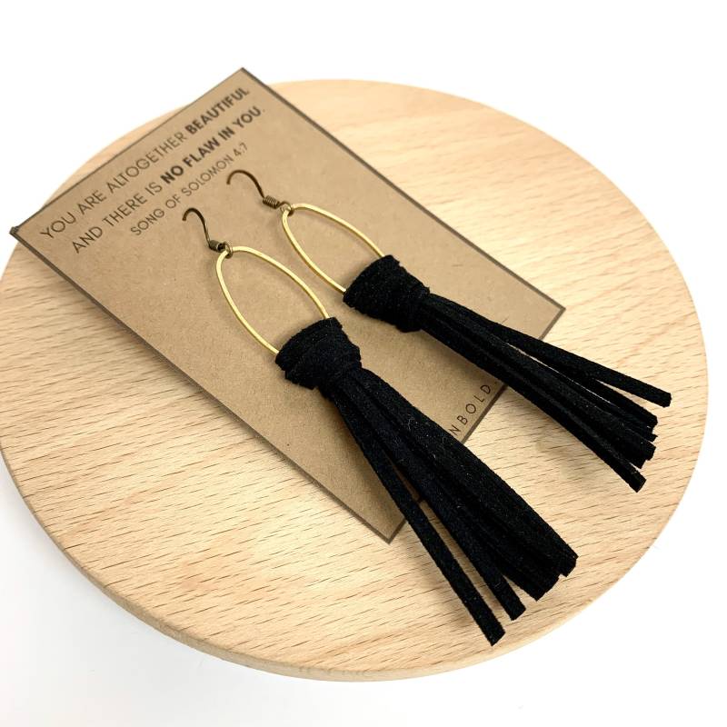 Schwarze Wildleder Quaste Ohrringe Ovale Messingohrringe Schwarze Wildleder Quaste Ohrringe Ovale Messingohrringe von BevinBold