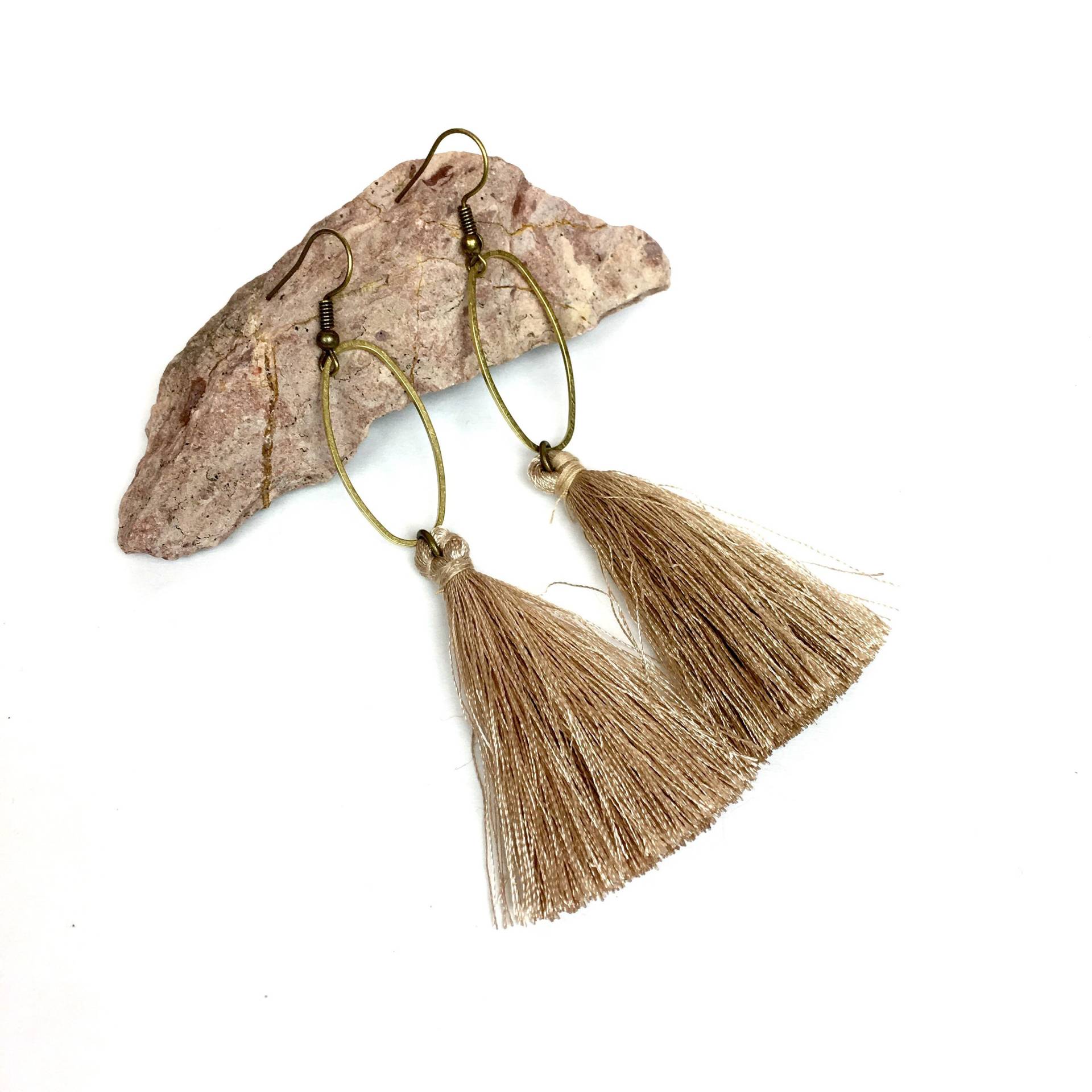 Taupe Seide Quaste Ohrringe Lange Boho Ohrringe Taupe Seide Quaste Ohrringe Lange Boho Ohrringe von BevinBold