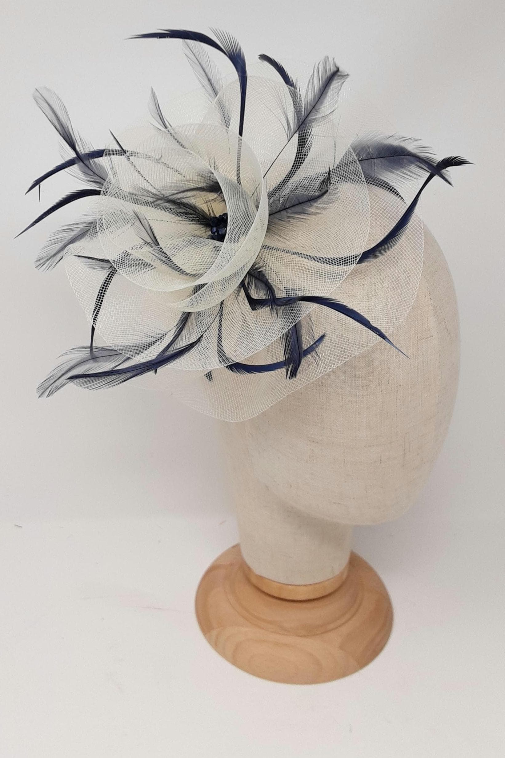 Hutmacher Fascinator in Elfenbein Und Marineblau Mit Perlen Strass von BevsAccessoryShop