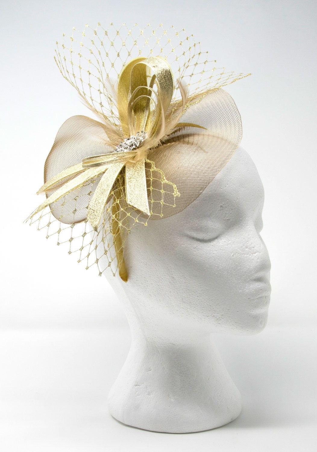 Metallic Gold Fascinator Mit Diamantè Brosche Auf Clip, Kamm Und Haarreif von BevsAccessoryShop