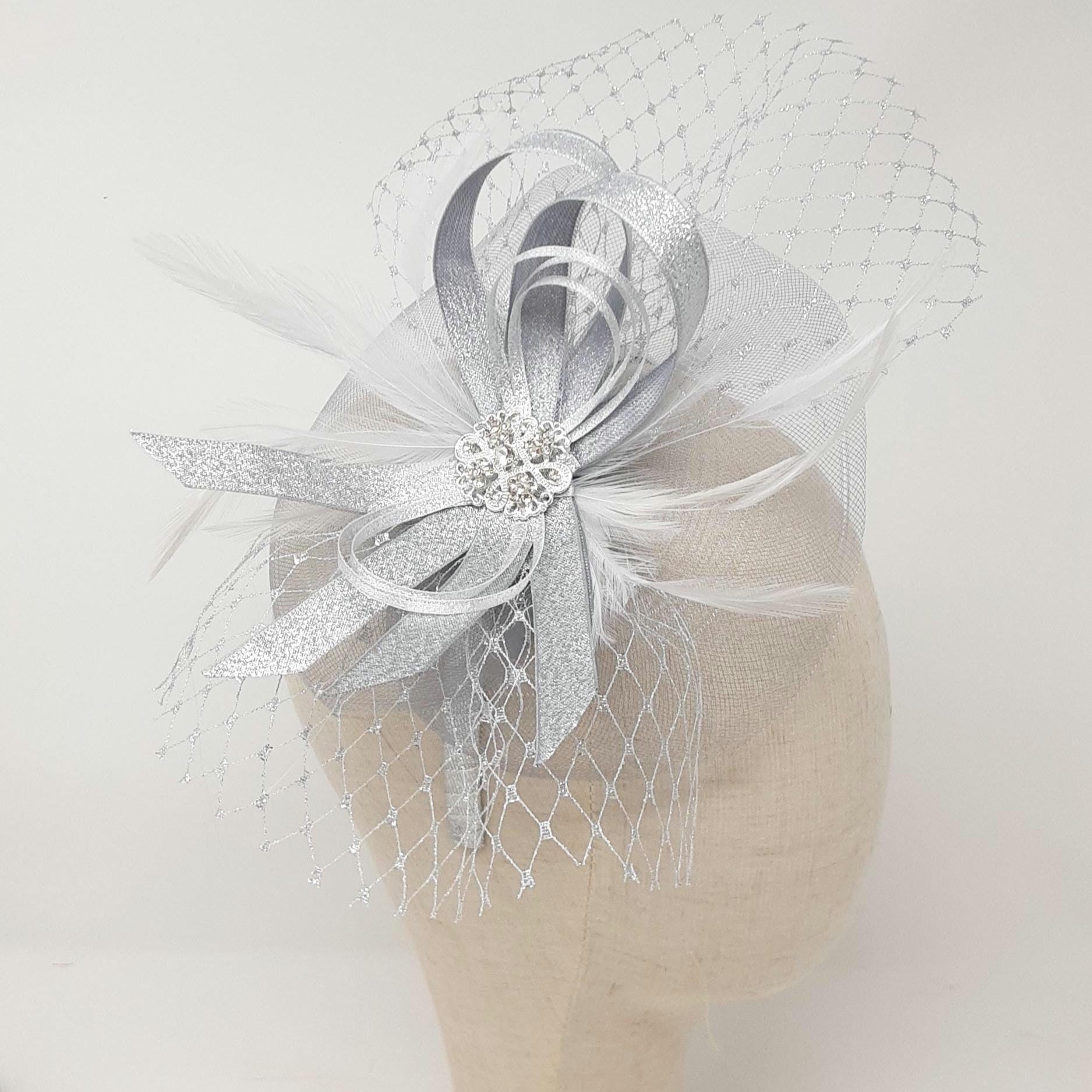 Metallisch Silberfarbener Fascinator Mit Strassbrosche Auf Clip, Kamm Und Haarreif von BevsAccessoryShop