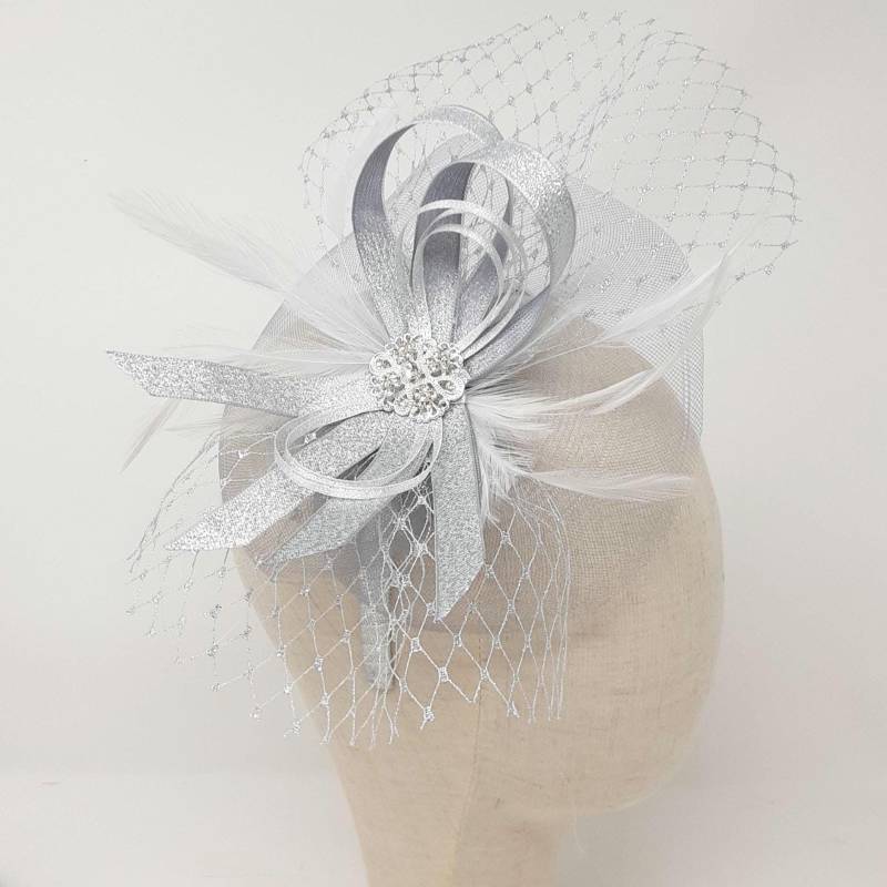 Metallisch Silberfarbener Fascinator Mit Strassbrosche Auf Clip, Kamm Und Haarreif von BevsAccessoryShop