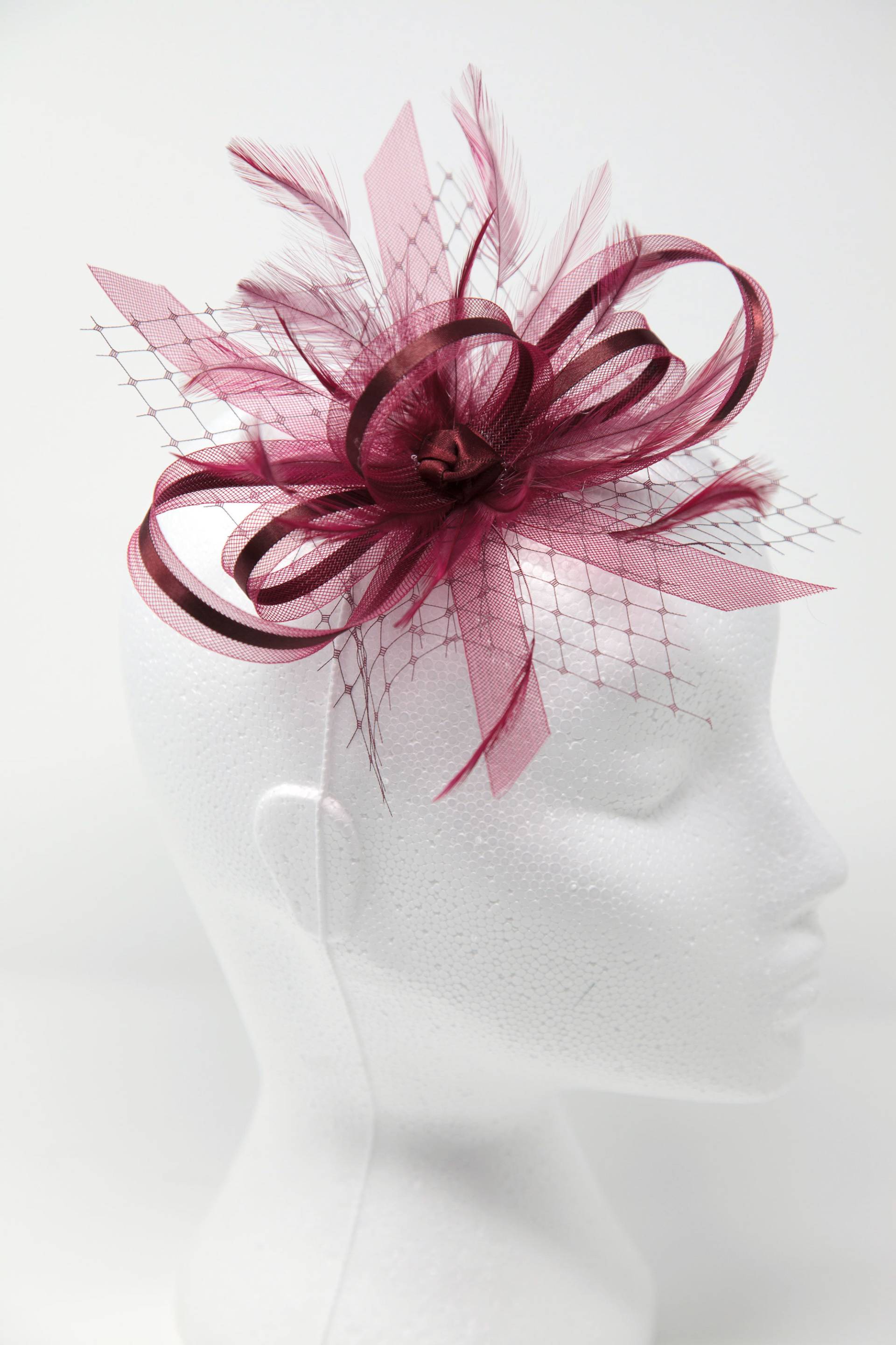 Weinroter Fascinator Mit Schleife, Netz Und Federn An Einem Clip, Kamm Haarreif von BevsAccessoryShop