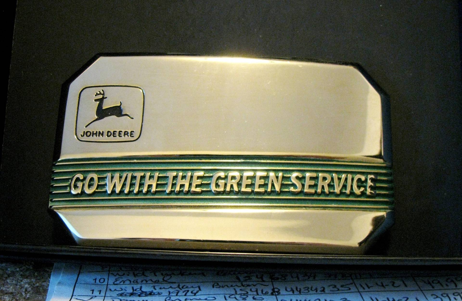 1990 John Deere 1968 2 Beinige Springende Hirsch Marke Logo Go With The Green Service Dress Gürtelschnalle Messing Grün Emaille Moline Illinois Jd von BeyerTractor