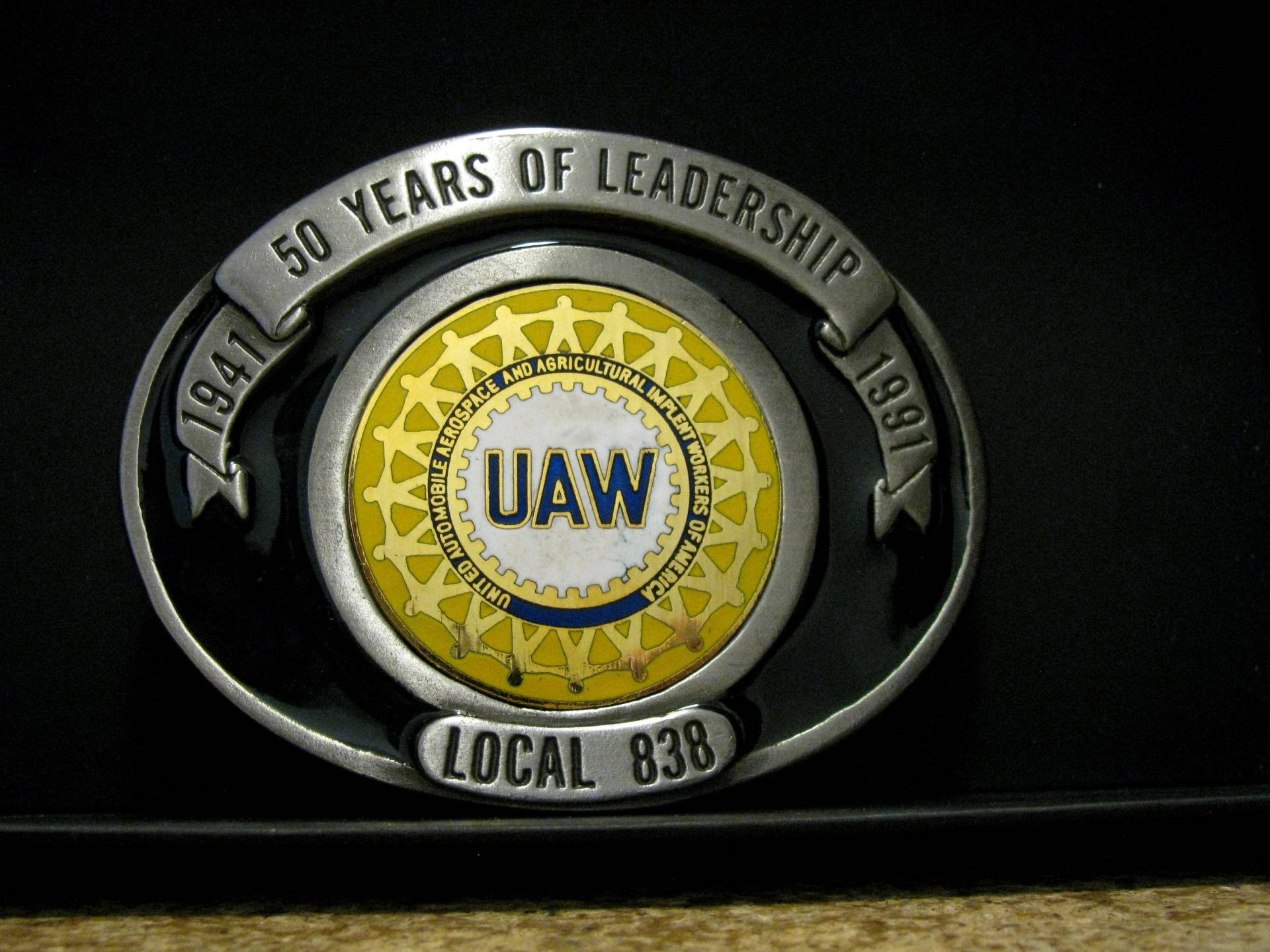 1991 John Deere Union Works Mitarbeiter Uaw Local 838 Limited Edition "50 Years Of Leadership" Zinn & Emaille Gürtelschnalle Jd von BeyerTractor
