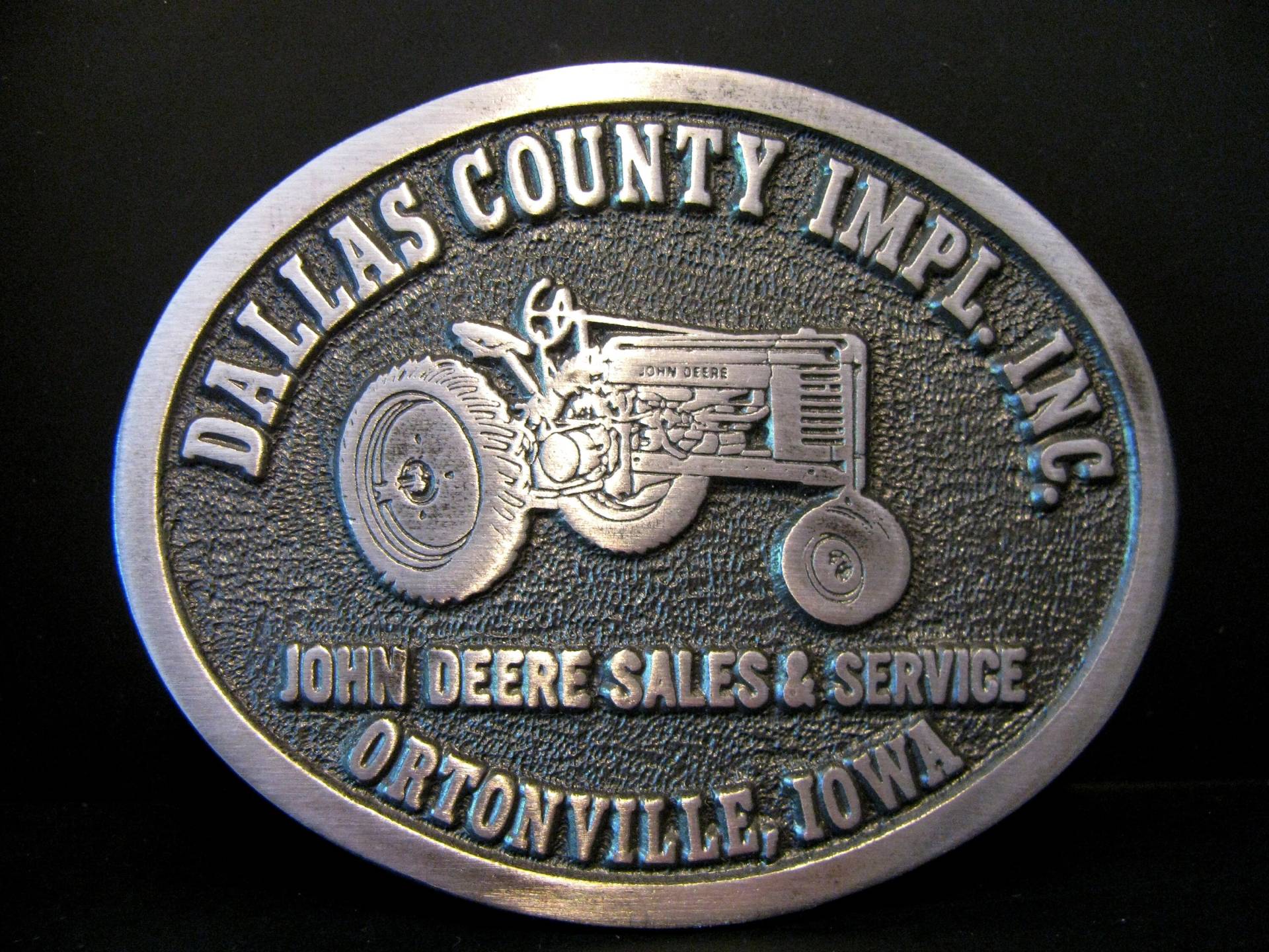 John Deere Dealership Dallas County Implement Iowa Traktor Gürtelschnalle 1983 Jd von BeyerTractor