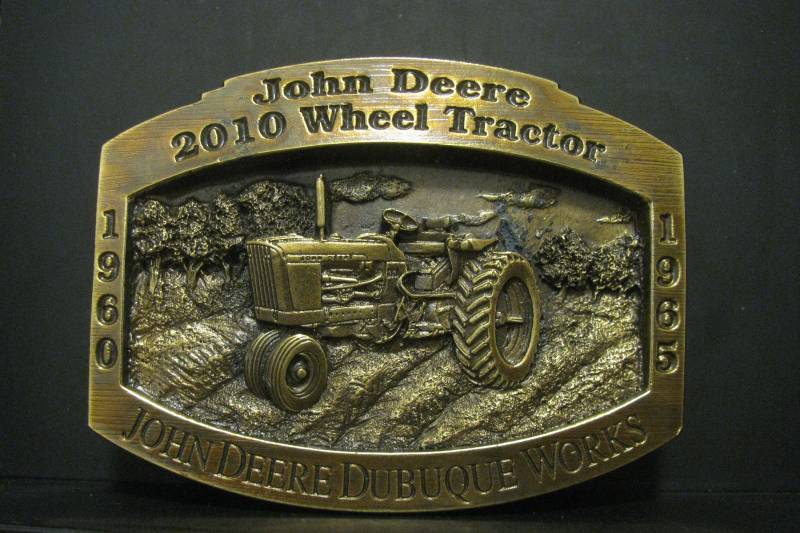John Deere Dubuque Arbeitet Modell 2010 Wheel Row Crop Traktor 1997 Messing Gürtelschnalle Limitierte Auflage 1 Von 2500 Jd Sammlerstück Bauernhof von BeyerTractor