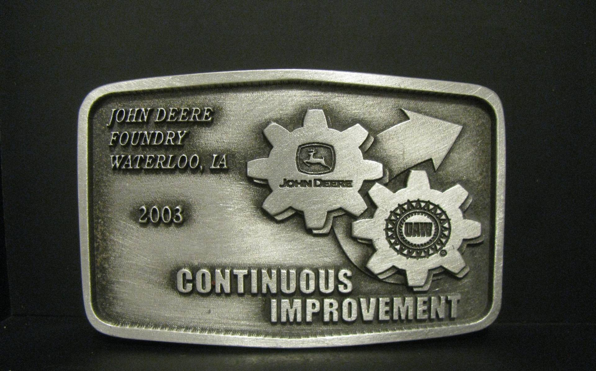 John Deere Foundry Division Waterloo Works Iowa "Continuous Improvement" 2003 Zinn Gürtelschnalle Limited Edition 047 Made By Spec Cast Jd von BeyerTractor