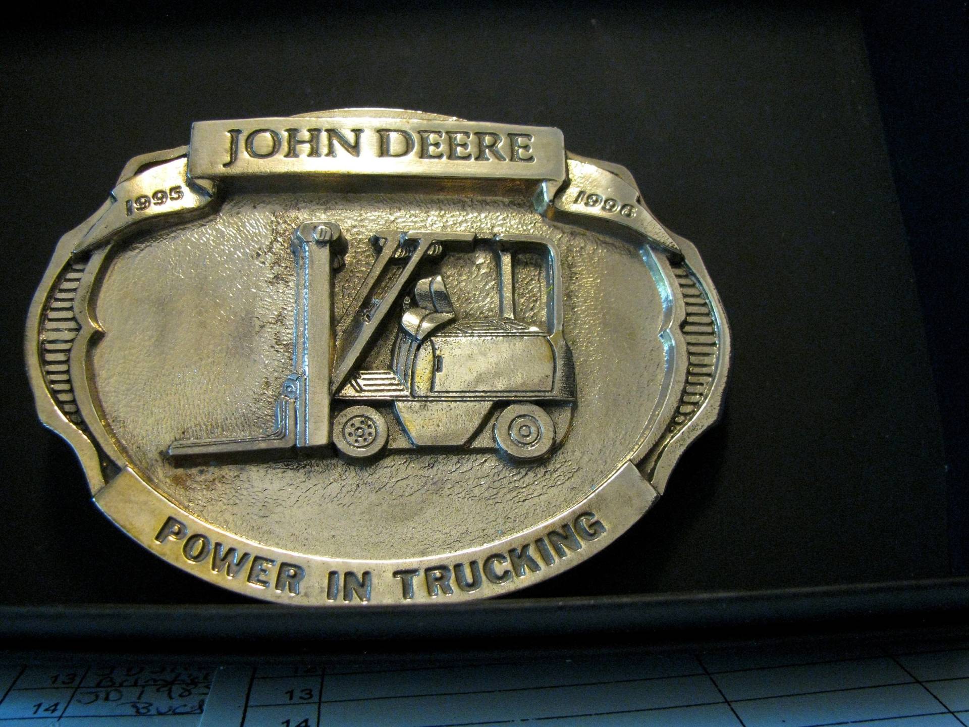 John Deere Gabelstapler "Power in Trucking" 1996 Messing Gürtelschnalle Limited Edition Hergestellt Von Hd Jd Sammlerstück von BeyerTractor