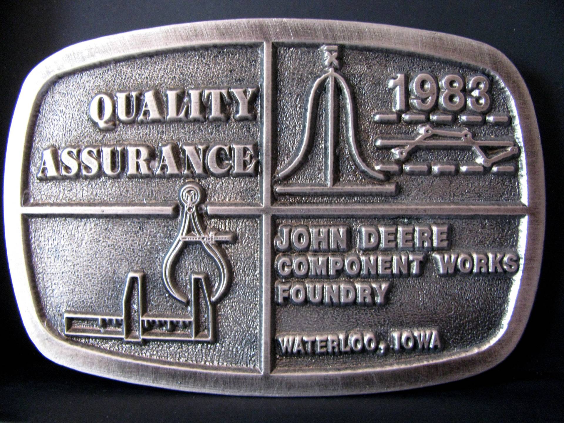 John Deere Jdcw Foundry Waterloo Iowa "Quality Assurance" 1983 Gürtelschnalle Limitierte Auflage Nur 1, 275 Made By Spec Cast Jd Sammlerstück von BeyerTractor